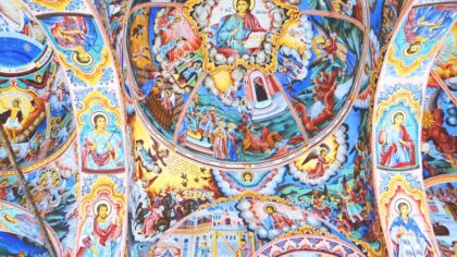 Comment une fresque médiévale a été révélée sous du papier peint dans une maison de campagne