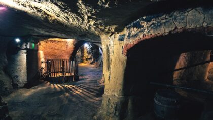 La découverte de galeries souterraines sous une base abandonnée renouvèle les débats sur une activité secrète